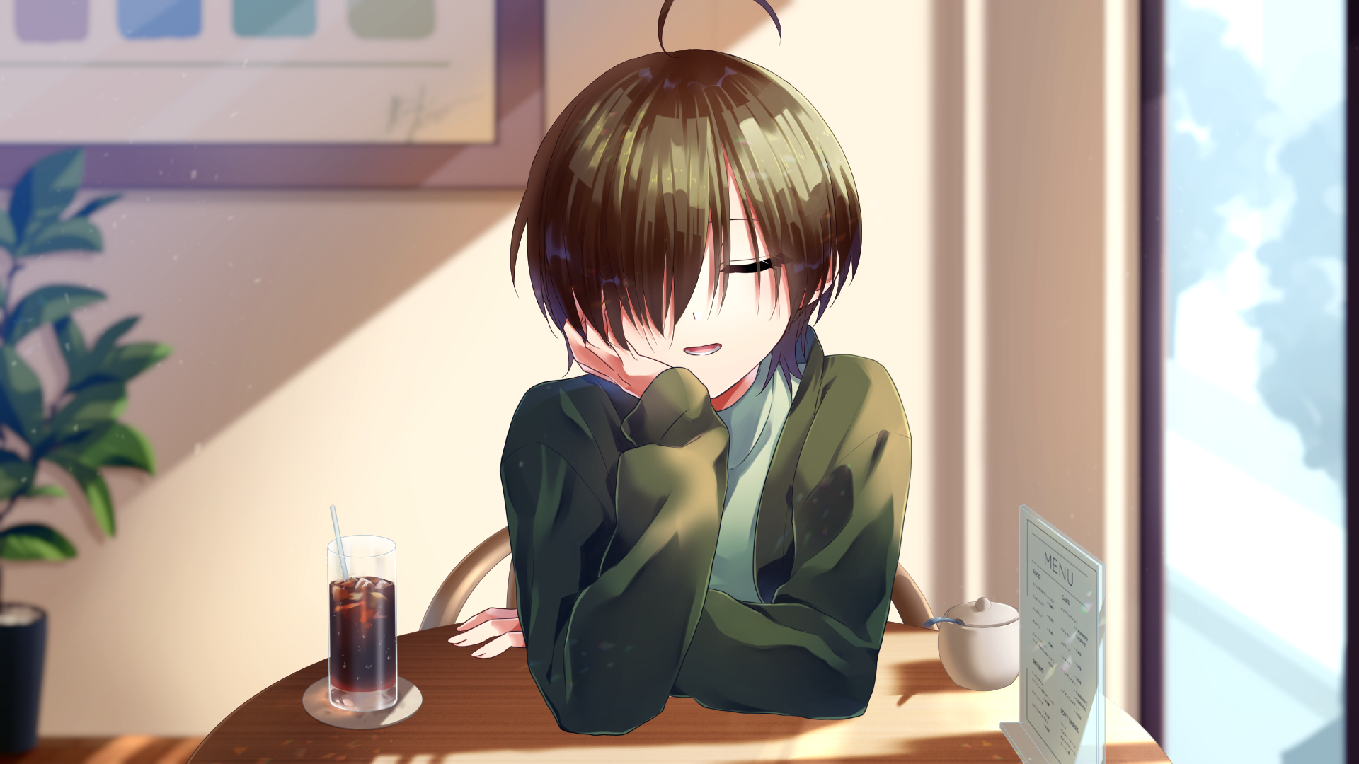 昼間の喫茶店で、頬杖をつきながらこちらを見ている酸素。目を閉じて楽しそうに笑っている。